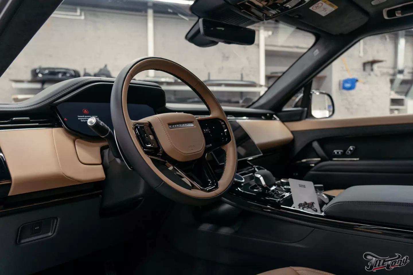 Оклеили Range Rover Sport в глянцевый полиуретан. Чистка салона и покрытие керамикой